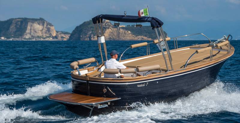Vente d'un bateau napolitain neuf personnalisable avec bord de coque en teck ou acajou à Sanary sur Mer